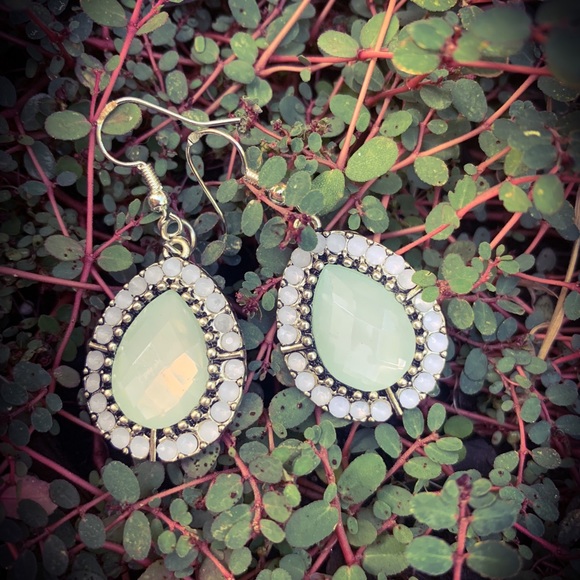 Vintage Elegant Harriet Stone Tear Drop Earrings - Picture 3 of 7